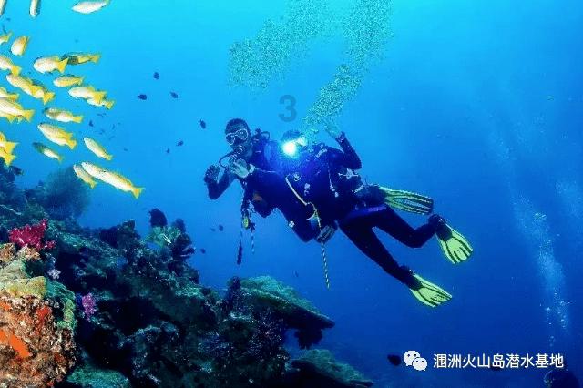 黑白羽绒服短款穿搭VS长款穿搭，这个冬天让你美得毫不费力